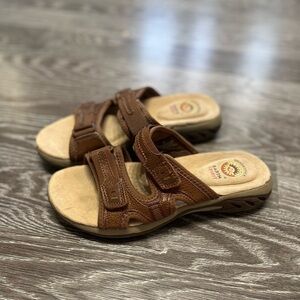 Earth Spirit Oak Women’s comfort Slides-Genuine Leather- perfect condition.